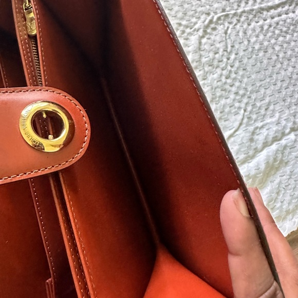 Louis Vuitton Capucines Kenyan Brown Epi Shoulder Bag - Picture 5 of 12